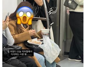 지하철서 보쌈 한상 펼쳐놓은 女…젓가락질 하며 '냠냠'