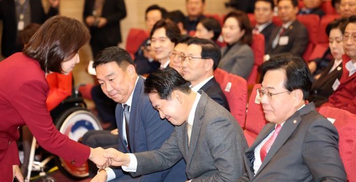 국감 후반전 '헌법 84조' 놓고 논쟁…뇌관 된 '李 12개 혐의 무죄'