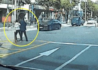 [영상] 무단횡단 한 남성 잡았더니...'거물급' 수배자였다