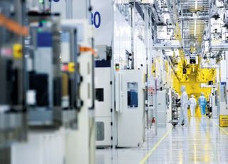 슈퍼사이클의 시차…삼성·SK '속도전', 장비업계는 '숨 고르기'