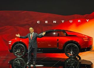 울먹인 토요타 회장…"센추리로 '日 자존심' 전세계에 알리겠다" [재팬 모빌리티쇼 2025]