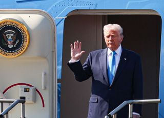 [속보] 李대통령·트럼프, 악수 후 한미 정상회담장 입장