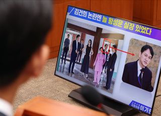 '김건희 어좌 착석' 관련 질의 듣는 황성운 문체부 기조실장 [2025 국정감사]