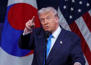 [APEC 2025] 늦게 입국한 '주먹 불끈' 트럼프 "韓, 소중한 친구"…정상회담 지연될듯