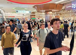 “외국인 지갑 열렸다” 유통업계, K콘텐츠·무비자 특수에 매출 ‘들썩’