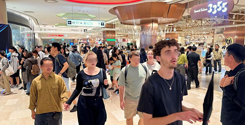 “외국인 지갑 열렸다” 유통업계, K콘텐츠·무비자 특수에 매출 ‘들썩’