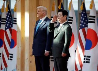 [APEC 2025] 李대통령, 금빛 넥타이로 트럼프 맞이…금관 선물하고 대훈장 수여