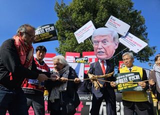 '反트럼프 시위대' 경찰 저지 뚫고 정상회담장 100여m 앞까지 진입