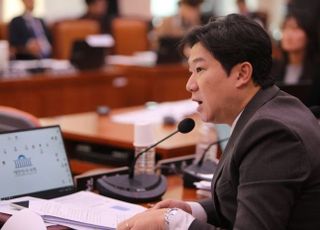 축구장에 ‘춘천시장님 응원’ 현수막 게시…진종오 의원 “문체부 철저한 조사” 촉구에 최휘영 장관 “제대로 챙기겠다” [2025 국감]