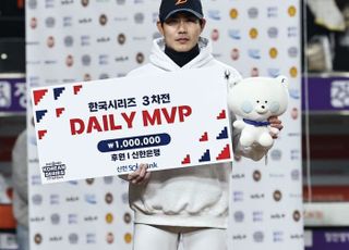 부진 겪던 심우준, 역전 결승타로 한국시리즈 3차전 MVP