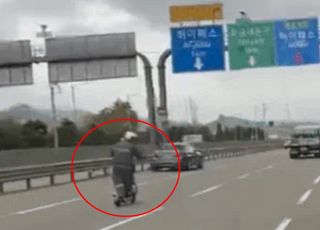 [영상] 6차선 도로 달리는 전동킥보드...이래도 안 없앨 건가요?