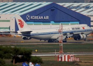 [속보] 온라인 슬롯 추천 탑승 전용기 김해공항 착륙…곧 부산서 미중정상회담