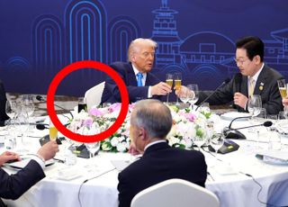 샴페인 입도 안 댄 트럼프, 그가 따로 가져온 검은색 액체