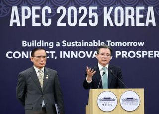 美상무 "반도체 관세, 한미 합의 미포함"…대통령실 "반도체 합의했다" 반박