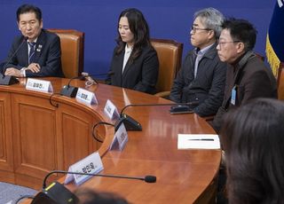 여야 대표, '여객기 참사' 유가족 만나 "진실 규명에 최선"