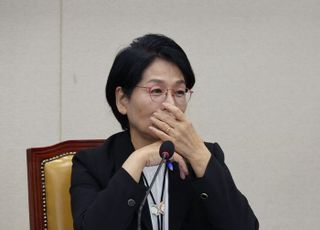 최민희, 野 사퇴 공세 '무대응'…與 "정쟁 그만하자"