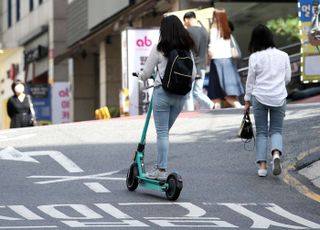 "아내 죽고 남편만…" 킥보드로 60대 부부 들이받은 10대女 끝내