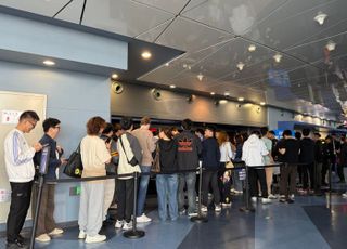 "황혼을 입다"...15주년 상징성 더한 롤드컵 MD, 현장 팬심 '저격'[2025 롤드컵-현장]