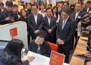 [현장] 사망보험금도 ‘생전 활용’…첫날 보험창구서 유동화 상담 시작