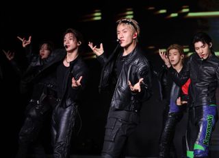 82메이저, 무대 위는 놀이터