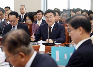 윤호중 장관 “백종원 지자체 계약, 지방계약법 위반 여부 전면 점검” [2025 국감]