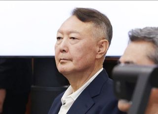 尹, 4개월 만에 '내란우두머리 재판' 출석…'증인 출석' 곽종근과 공방(종합)