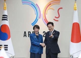 [APEC 2025] 李대통령 "미래지향적 협력 강화"…다카이치 "잘 소통하자"