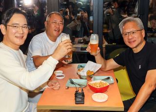 "우리는 깐부잖아"…이재용·정의선·젠슨 황, 치킨집서 한밤의 동맹 건배