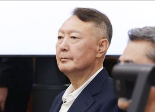 尹, 4개월 만에 '내란우두머리 재판' 출석…'증인 출석' 곽종근과 공방(종합)