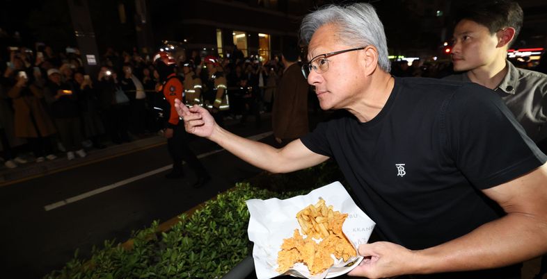 치킨 나눠준 젠슨 황, "십년 만에 치맥" 이재용, 소맥 러브샷 제안한 정의선