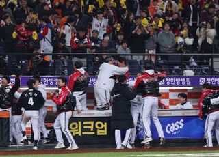 ‘약속의 9회’ LG, 한화에 대역전극…우승까지 1승 [KS 4차전]