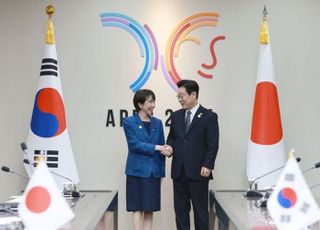 [APEC 2025] 정상회담서 태극기에 목례한 다카이치…한일 셔틀외교 이어간다