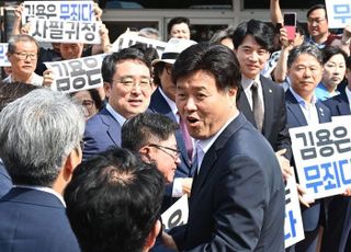 與, 잇단 "김용 무죄" 구호…내년 정계 진출 판깔기?