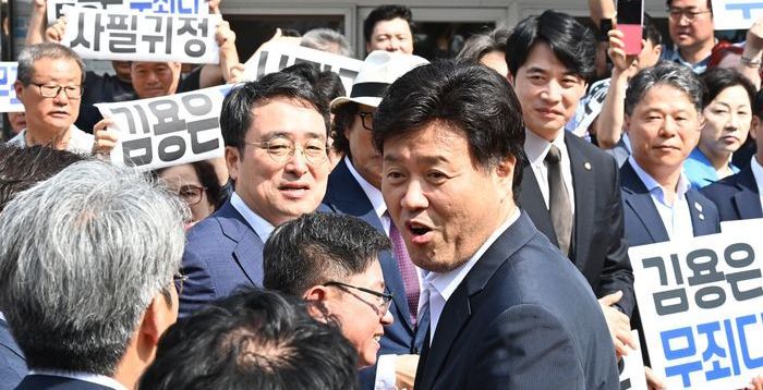 與, 잇단 "김용 무죄" 구호…내년 정계 진출 판깔기?