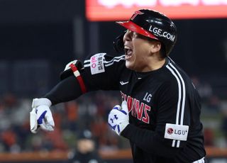 LG 해결사 김현수, 극적인 순간 터진 PS 통산 최다 안타 신기록 [KS 4차전]