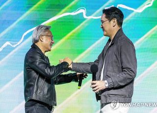 젠슨 황 "이재용 어려" 농 건네자... 이재용 "어리고 거만하죠" 너스레