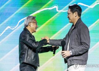 젠슨 황 "이재용 어려" 농 건네자... 이재용 "어리고 거만하죠" 너스레