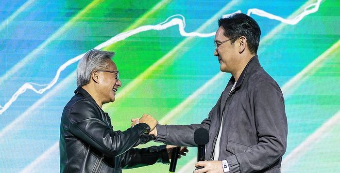 젠슨 황 "이재용 어려" 농 건네자... 이재용 "어리고 거만하죠" 너스레