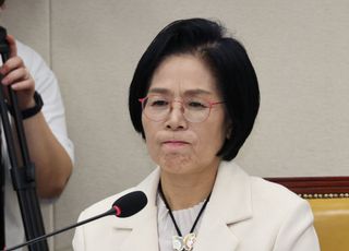 최민희, 국감 중 국회서 딸 결혼식 논란에 "죄송"…'거취 표명 無'