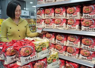 롯데마트, 외국인 겨냥 '하림 송탄식 부대짜글면' 단독 출시