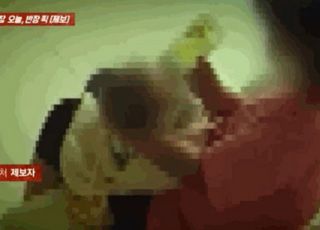 [영상] 신생아에 억지로 먹인 산후도우미 "젖병에 입대기도..."