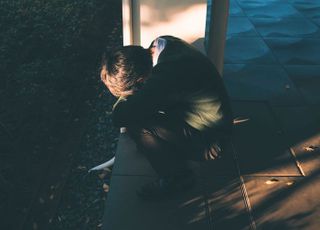 "대가리 박아, 잡담하지 마" 50대 직원 때리고 원산폭격 시킨 사장