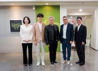 젠슨 황 만난 이해진…네이버, 엔비디아와 제조업 AI 전환 추진