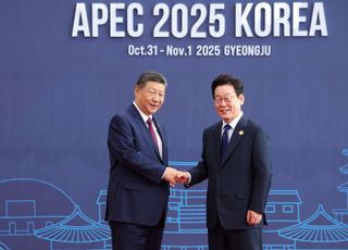 [APEC 2025] 차기 의장직 받는 시진핑, 입장 순서 있는데도 지각했다