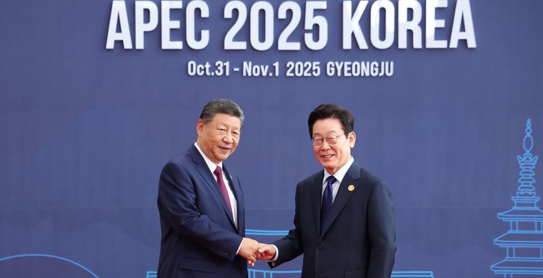 [APEC 2025] 차기 의장직 받는 시진핑, 입장 순서 있는데도 지각했다