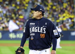 벼랑 끝 한화, 2차전 선발 류현진도 불펜 대기 [KS 5차전]