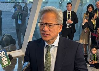 [APEC 2025] 젠슨 황 "HBM97까지 삼성·SK와 함께할 것"