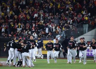 '김현수 결정타' LG, 문동주-류현진 나온 한화 꺾고 한국시리즈 우승!