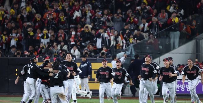 '김현수 결정타' LG, 문동주-류현진 나온 한화 꺾고 한국시리즈 우승!