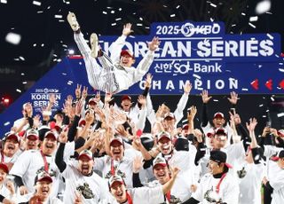 “재계약, 재계약!!” 한국시리즈 MVP 김현수…LG 1일 잠실서 우승행사